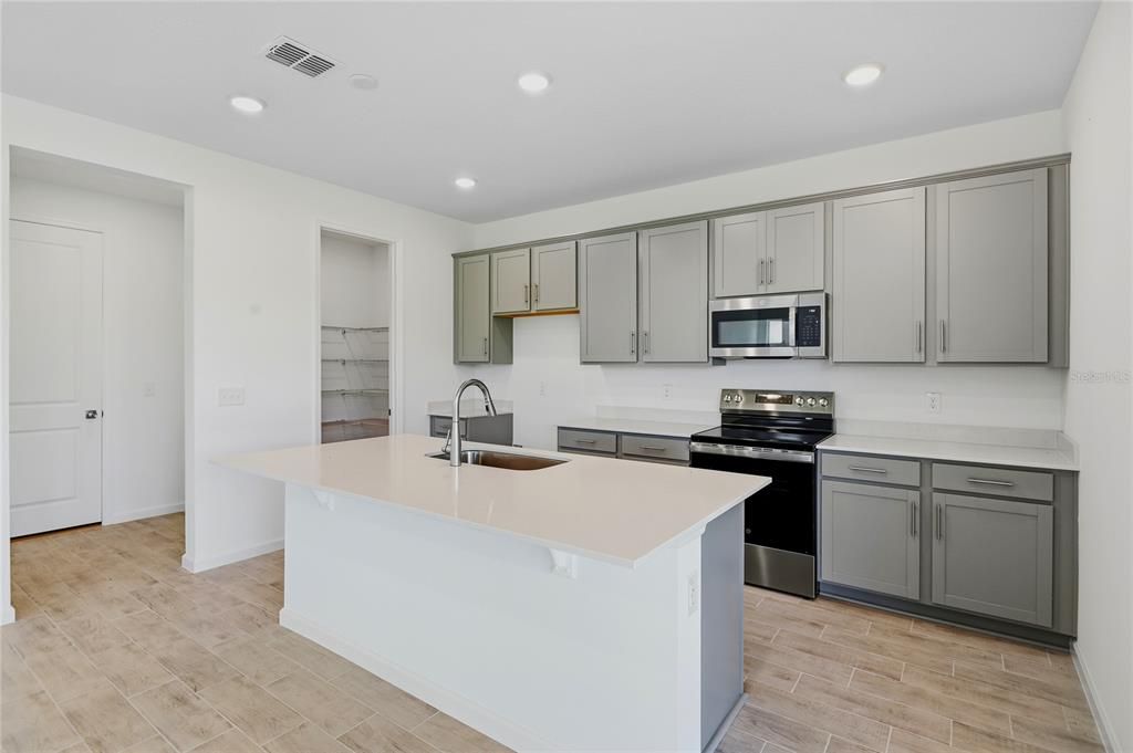 Activo con contrato: $389,999 (4 camas, 2 baños, 2308 Pies cuadrados)