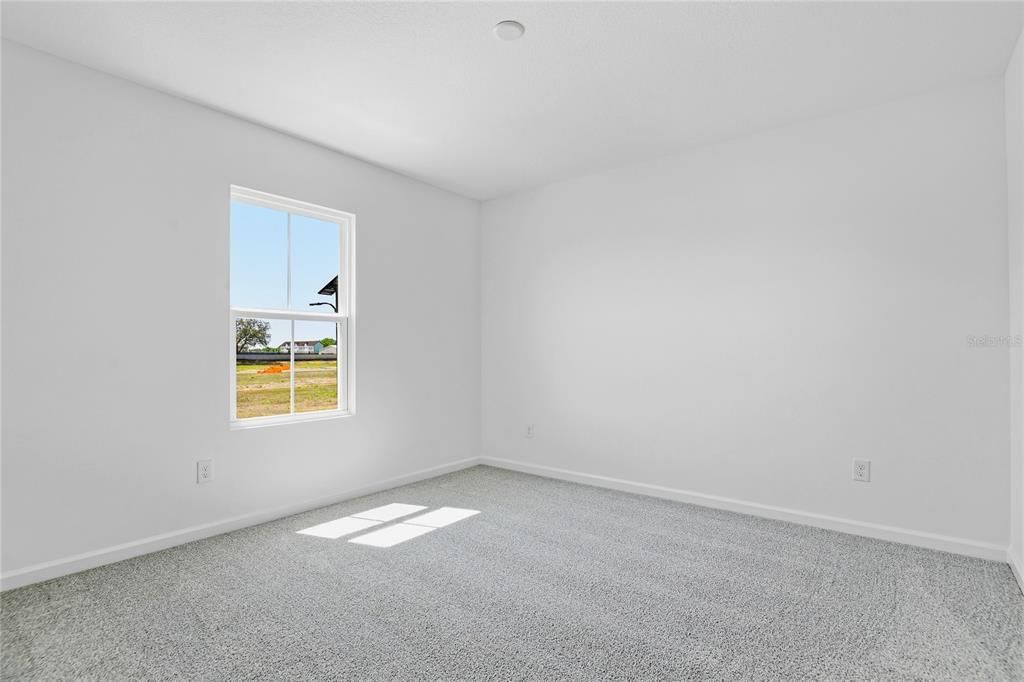 Activo con contrato: $389,999 (4 camas, 2 baños, 2308 Pies cuadrados)