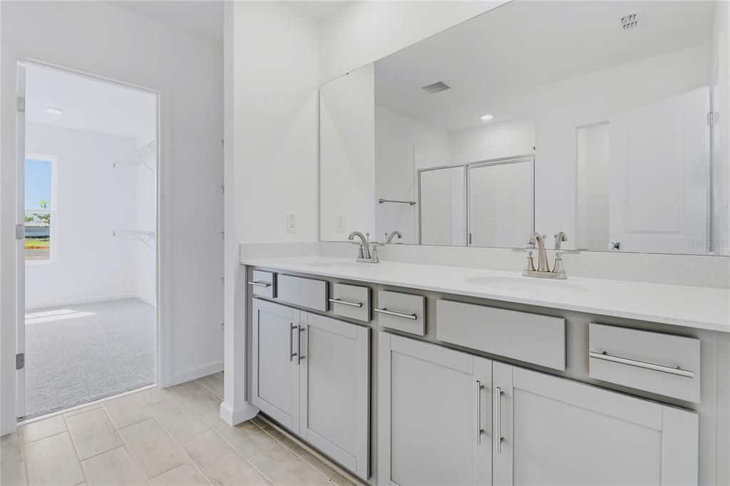 Activo con contrato: $389,999 (4 camas, 2 baños, 2308 Pies cuadrados)