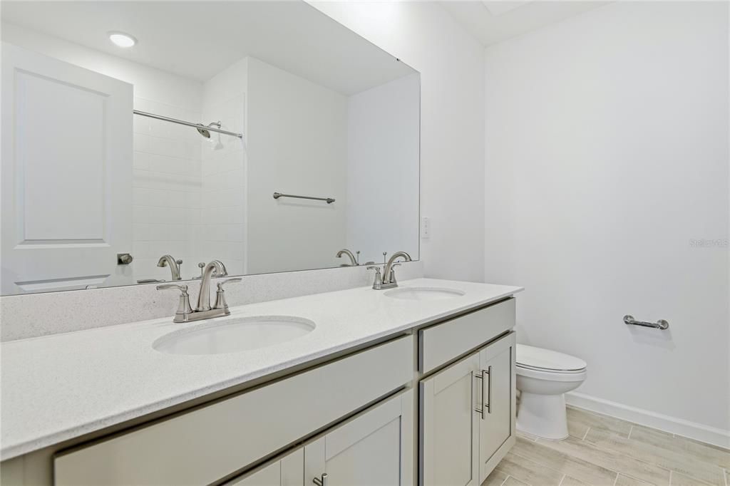 Activo con contrato: $389,999 (4 camas, 2 baños, 2308 Pies cuadrados)