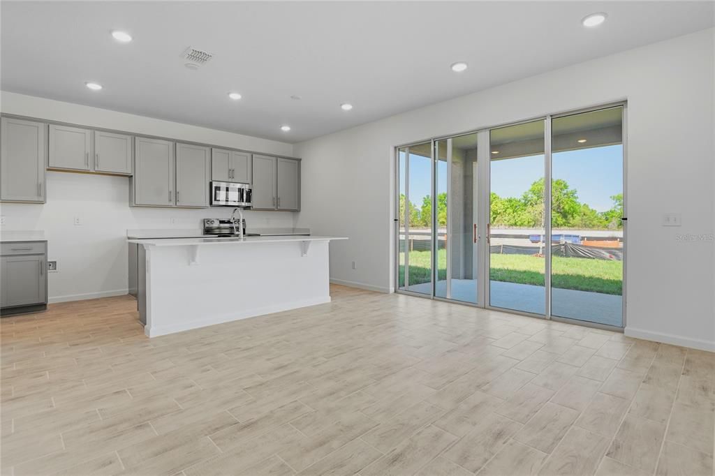 Activo con contrato: $389,999 (4 camas, 2 baños, 2308 Pies cuadrados)