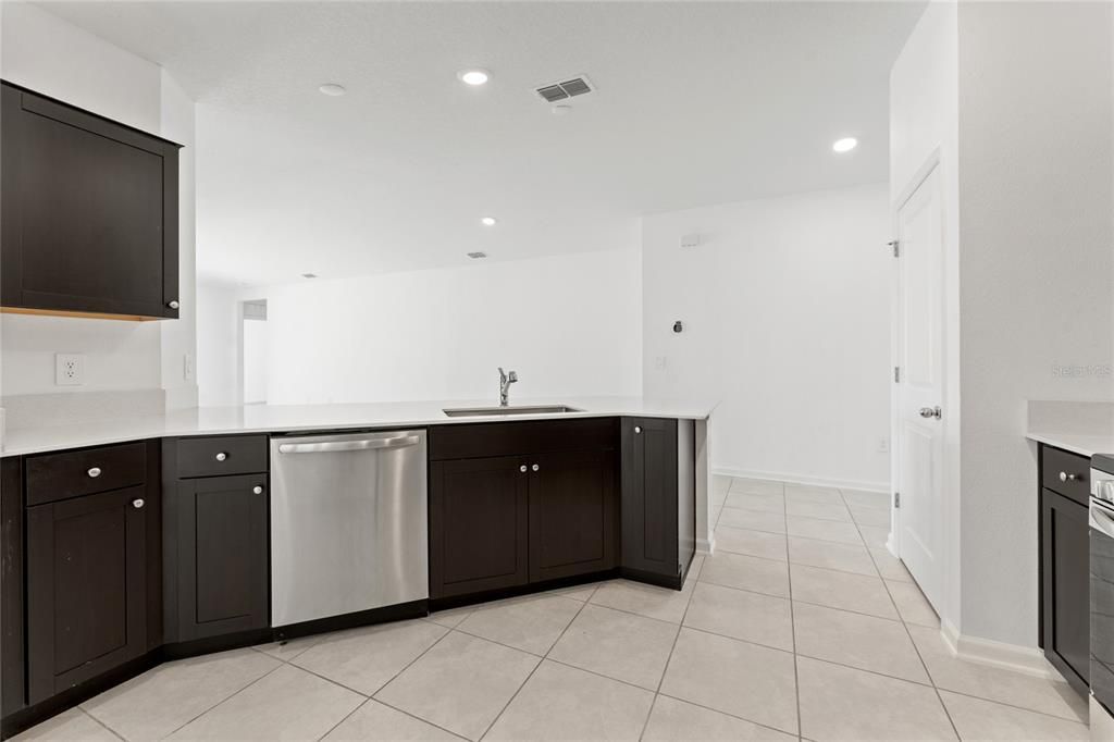 Active With Contract: $1,900 (3 beds, 2 baths, 2109 Square Feet)