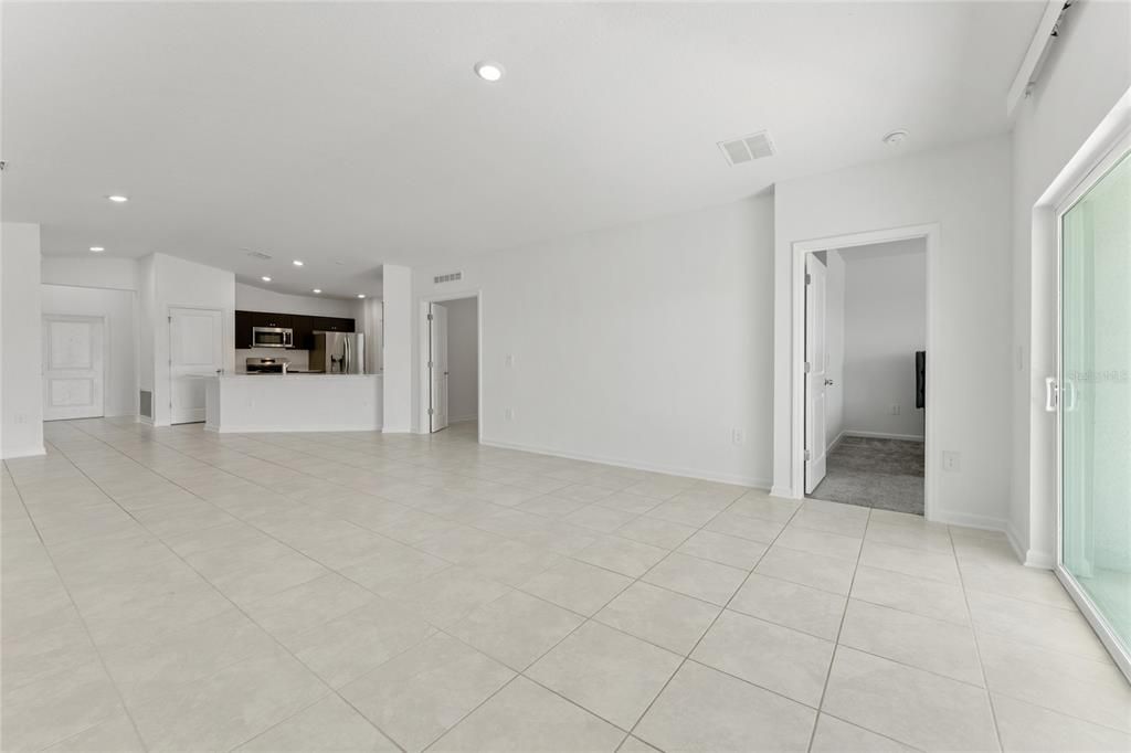 Active With Contract: $1,900 (3 beds, 2 baths, 2109 Square Feet)