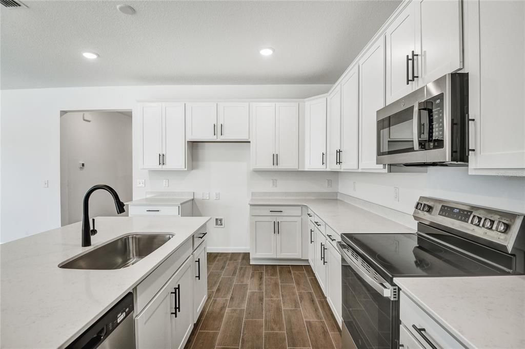 Под контрактом: $389,999 (4 спален, 3 ванн, 2090 Квадратных фут)