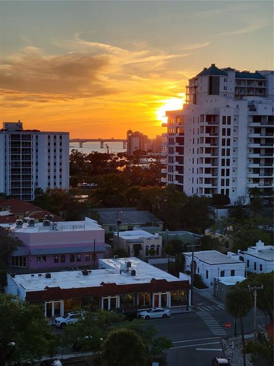 Activo con contrato: $1,595,000 (3 camas, 3 baños, 3003 Pies cuadrados)