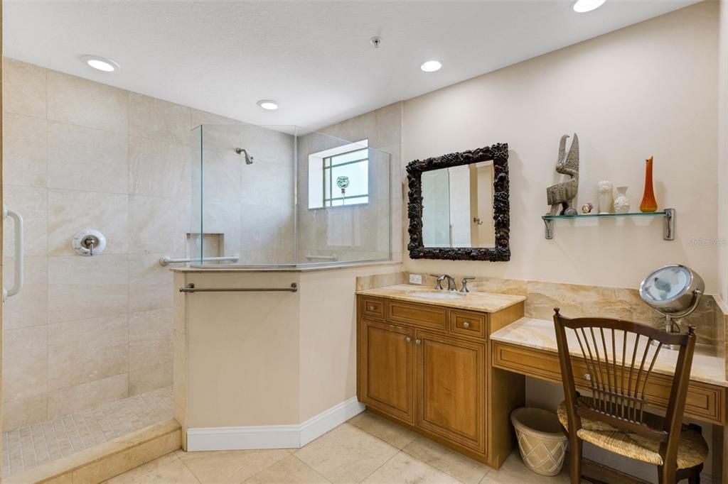 Activo con contrato: $1,595,000 (3 camas, 3 baños, 3003 Pies cuadrados)