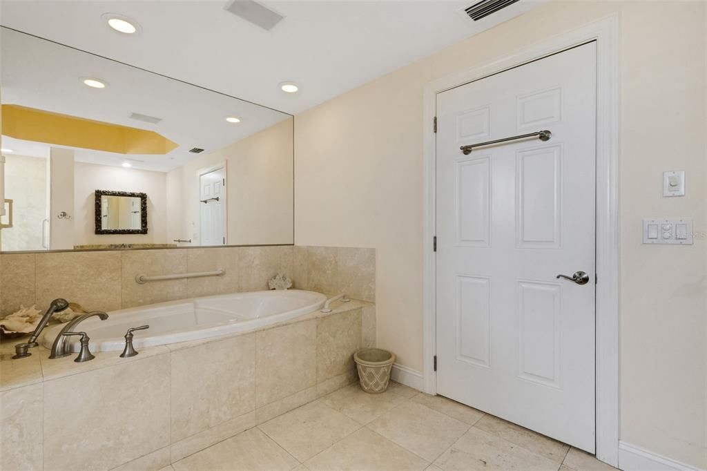 Activo con contrato: $1,595,000 (3 camas, 3 baños, 3003 Pies cuadrados)