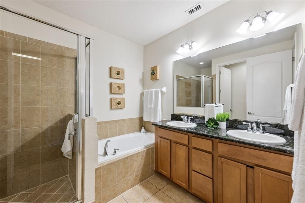 Activo con contrato: $369,900 (3 camas, 2 baños, 1676 Pies cuadrados)