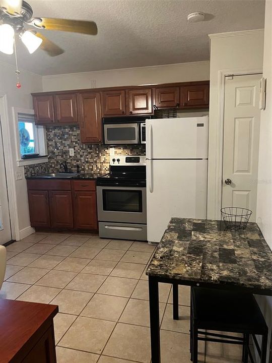For Rent: $1,250 (1 beds, 1 baths, 350 Square Feet)