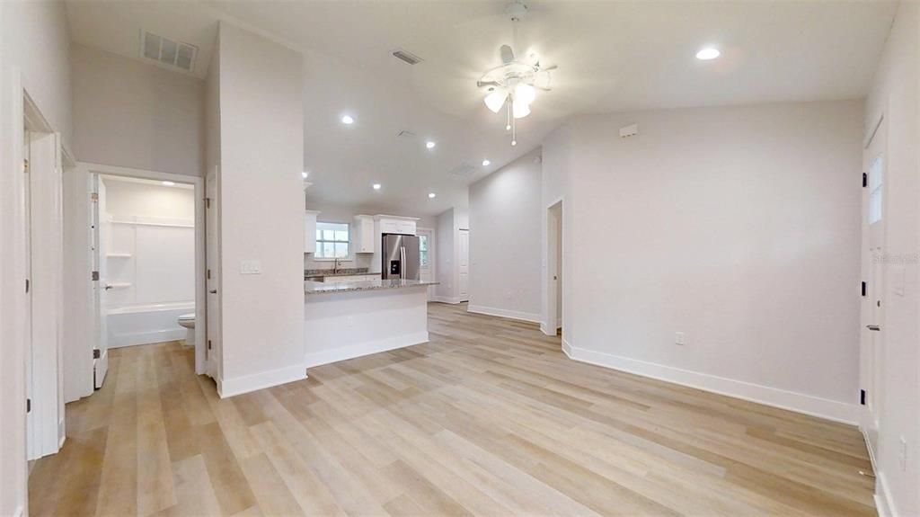 合同活跃: $209,995 (3 贝兹, 2 浴室, 1003 平方英尺)