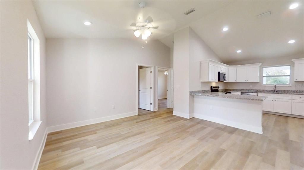 Active With Contract: $209,995 (3 beds, 2 baths, 1003 Square Feet)