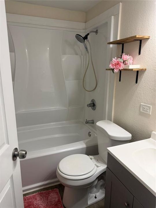 Active With Contract: $209,000 (3 beds, 2 baths, 916 Square Feet)