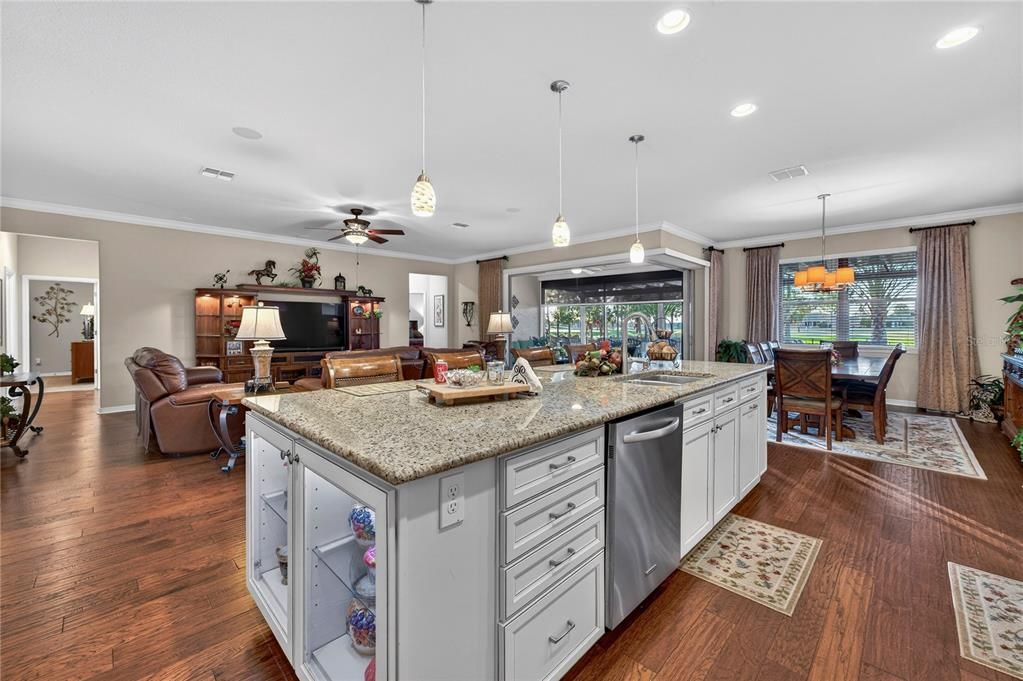 For Sale: $650,000 (3 beds, 3 baths, 2543 Square Feet)