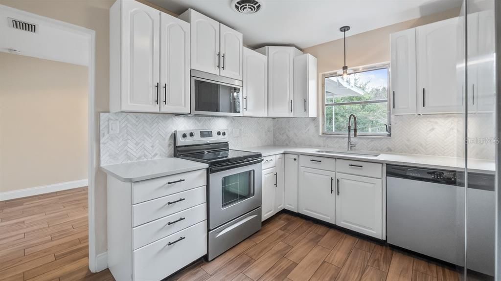 For Sale: $334,900 (3 beds, 2 baths, 1667 Square Feet)