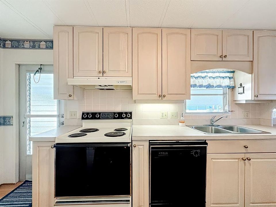 Active With Contract: $137,500 (2 beds, 2 baths, 960 Square Feet)