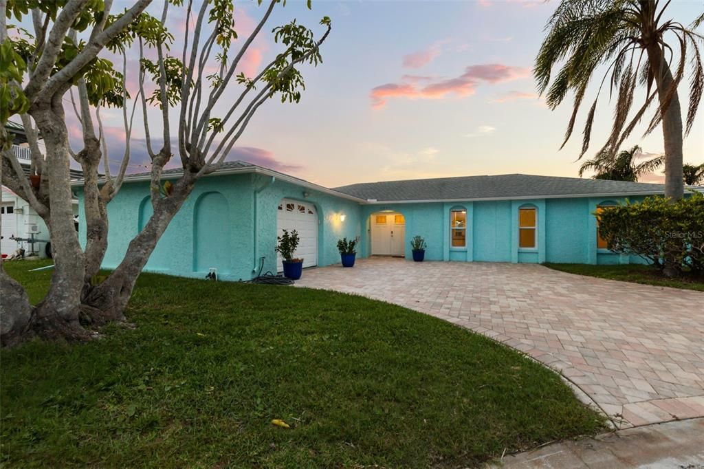 For Sale: $549,000 (2 beds, 2 baths, 1514 Square Feet)