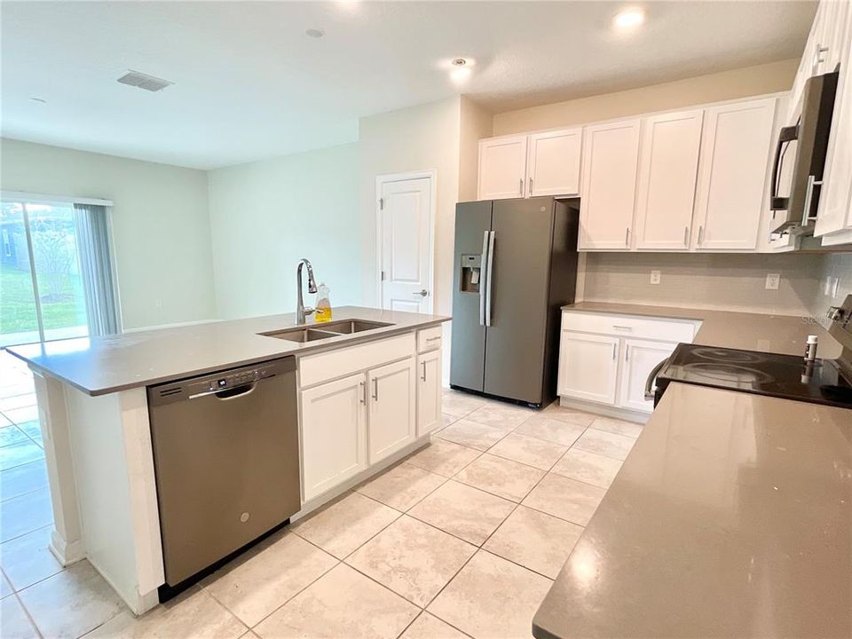For Rent: $3,099 (5 beds, 4 baths, 3193 Square Feet)