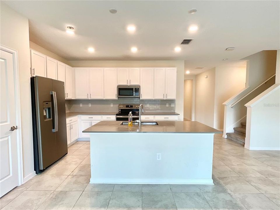 For Rent: $3,099 (5 beds, 4 baths, 3193 Square Feet)