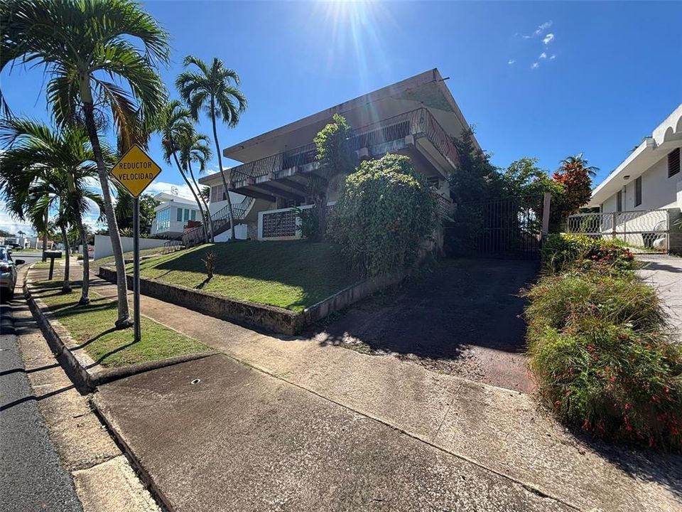 Activo con contrato: $611,000 (5 camas, 4 baños, 2828 Pies cuadrados)