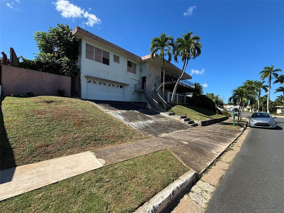 Activo con contrato: $611,000 (5 camas, 4 baños, 2828 Pies cuadrados)