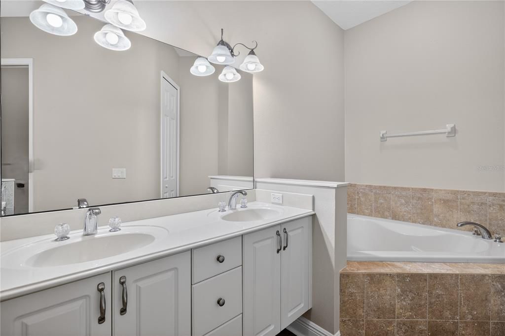 For Sale: $334,900 (2 beds, 2 baths, 1749 Square Feet)