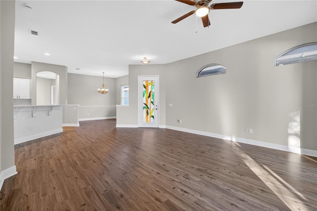 For Sale: $334,900 (2 beds, 2 baths, 1749 Square Feet)