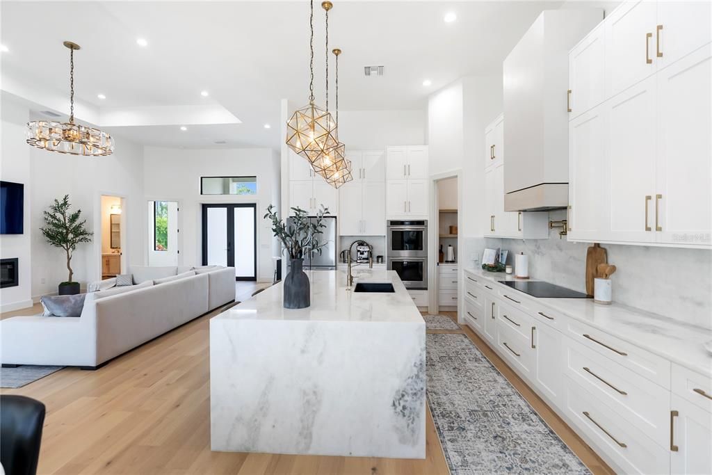 En Venta: $1,350,000 (3 camas, 3 baños, 2245 Pies cuadrados)
