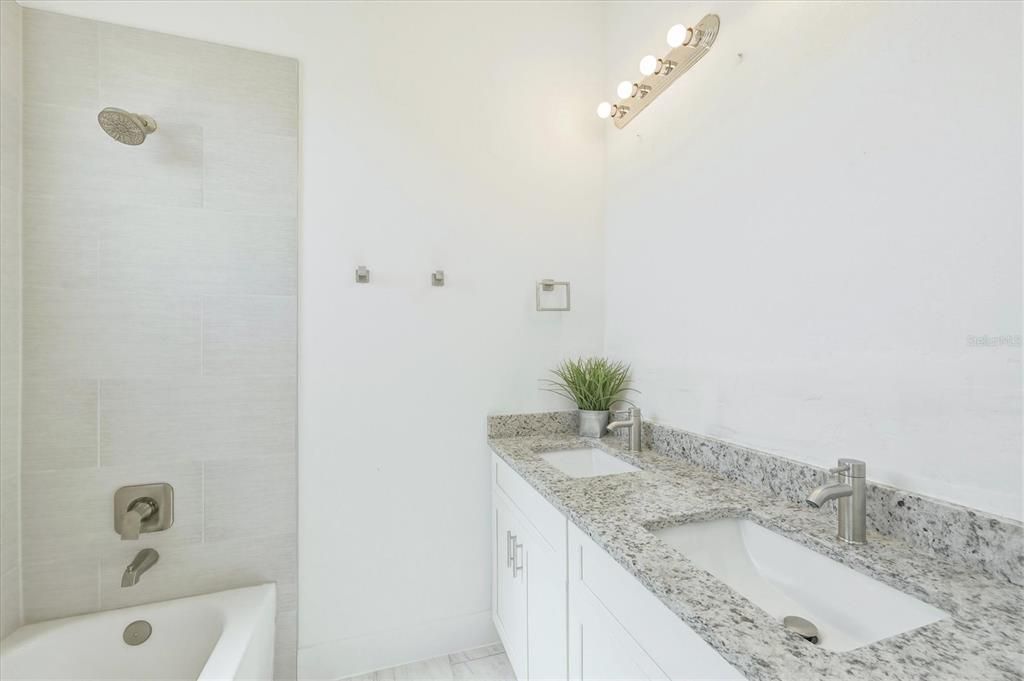 Activo con contrato: $325,000 (4 camas, 2 baños, 1855 Pies cuadrados)