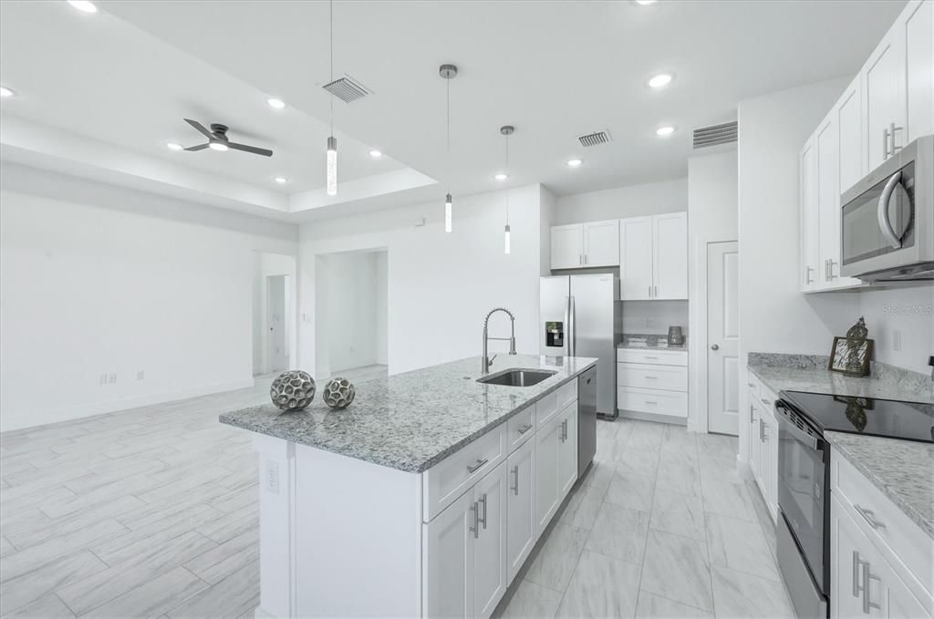 Activo con contrato: $325,000 (4 camas, 2 baños, 1855 Pies cuadrados)