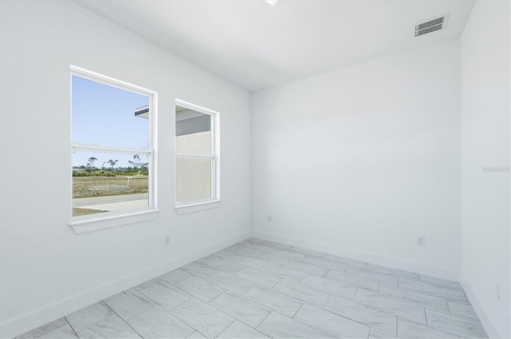 Activo con contrato: $325,000 (4 camas, 2 baños, 1855 Pies cuadrados)