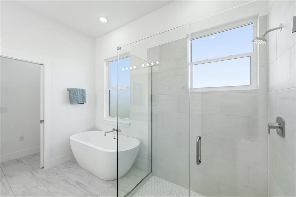 Activo con contrato: $325,000 (4 camas, 2 baños, 1855 Pies cuadrados)