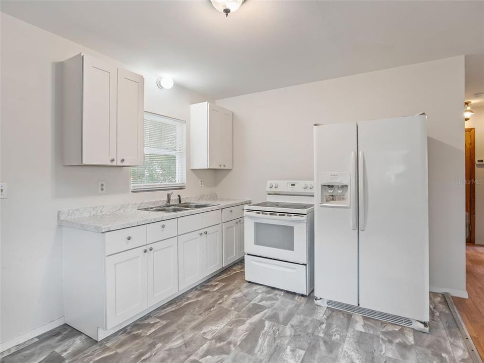 На продажу: $219,900 (2 спален, 1 ванн, 768 Квадратных фут)