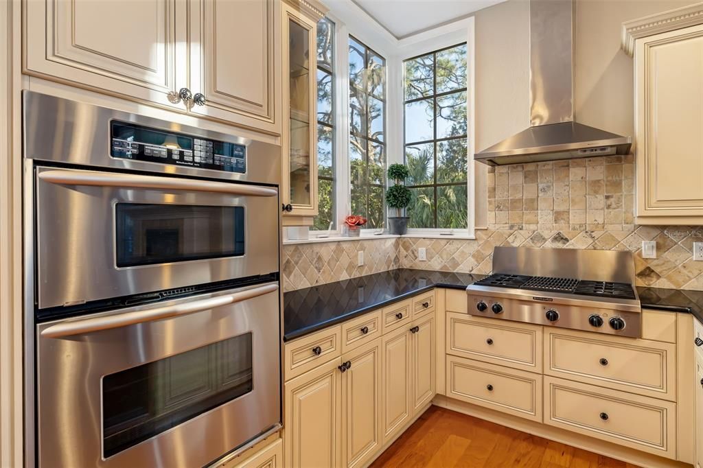 Под контрактом: $995,000 (3 спален, 3 ванн, 3240 Квадратных фут)