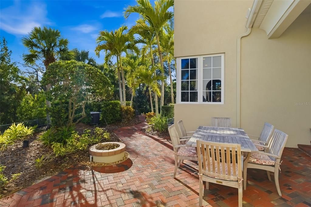 Под контрактом: $995,000 (3 спален, 3 ванн, 3240 Квадратных фут)