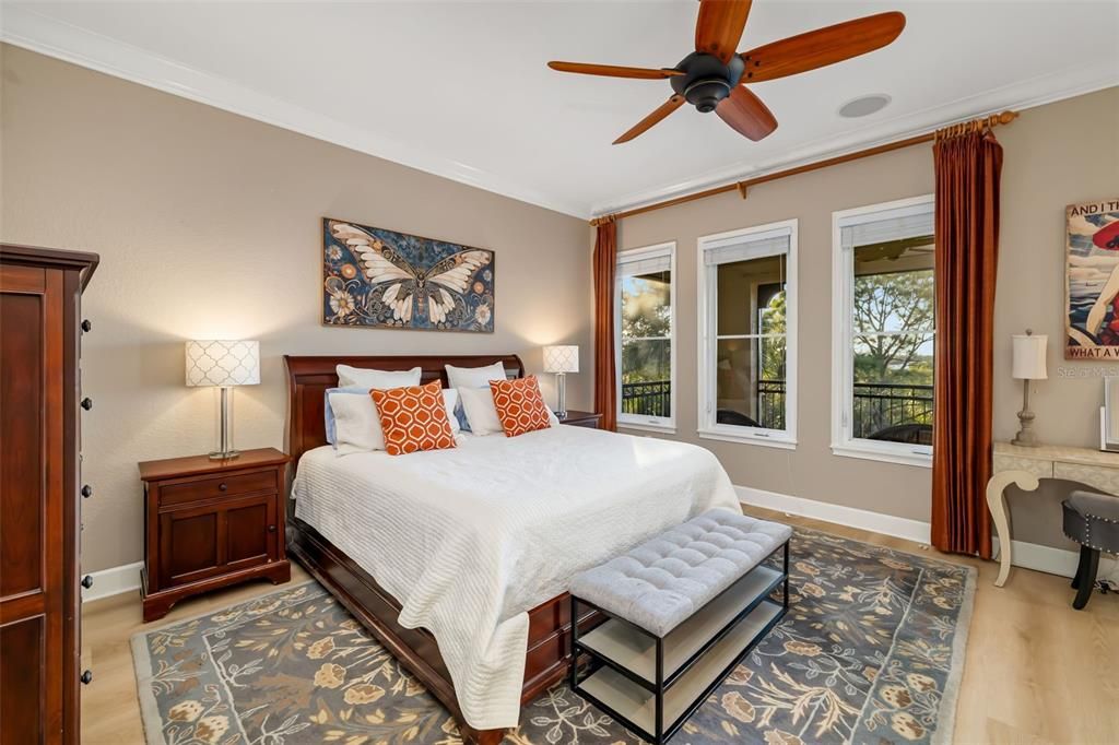 Под контрактом: $995,000 (3 спален, 3 ванн, 3240 Квадратных фут)