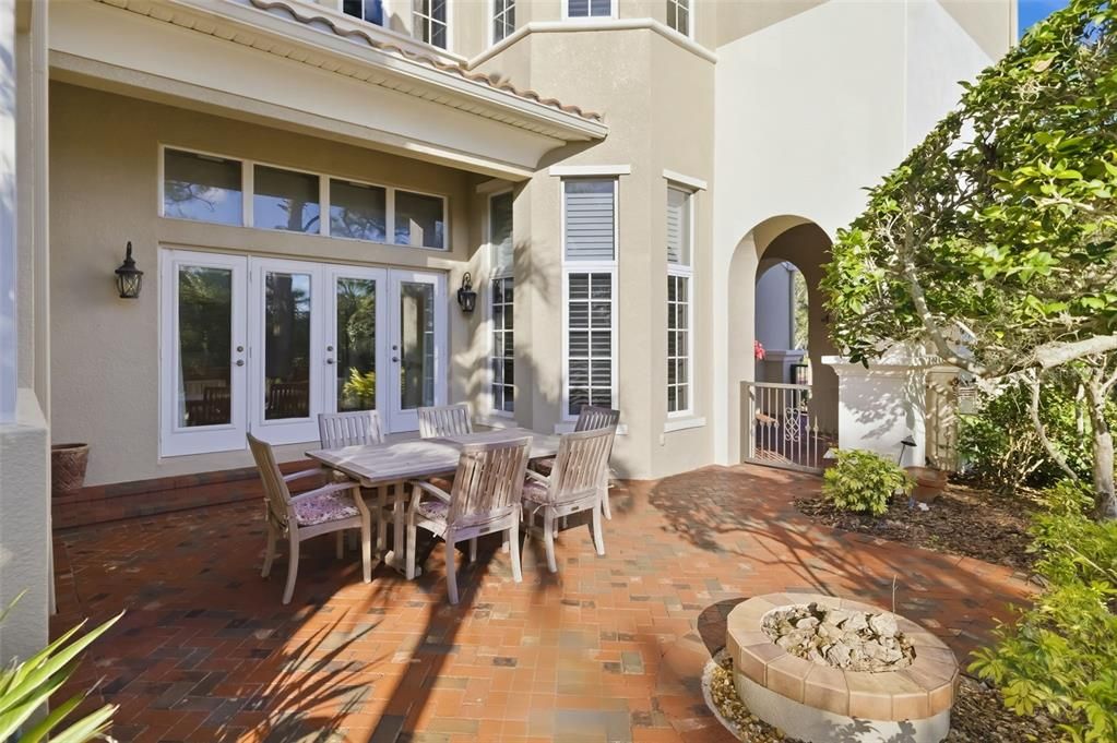 Под контрактом: $995,000 (3 спален, 3 ванн, 3240 Квадратных фут)