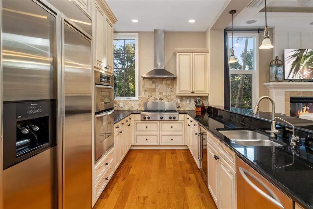 Под контрактом: $995,000 (3 спален, 3 ванн, 3240 Квадратных фут)