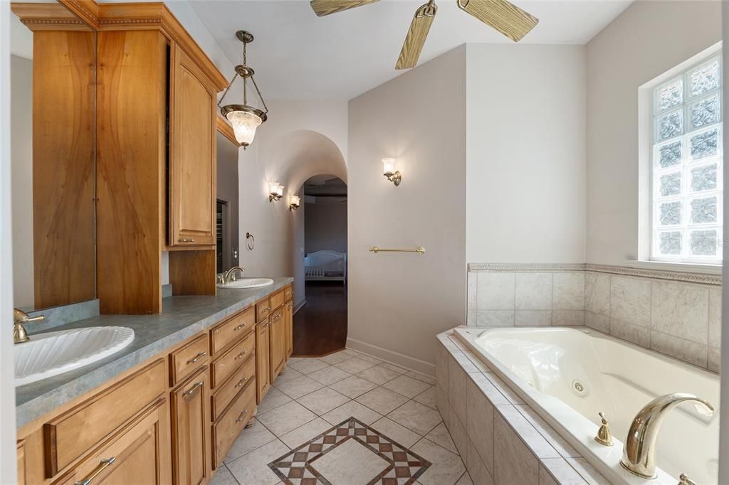 Activo con contrato: $427,000 (3 camas, 2 baños, 2179 Pies cuadrados)