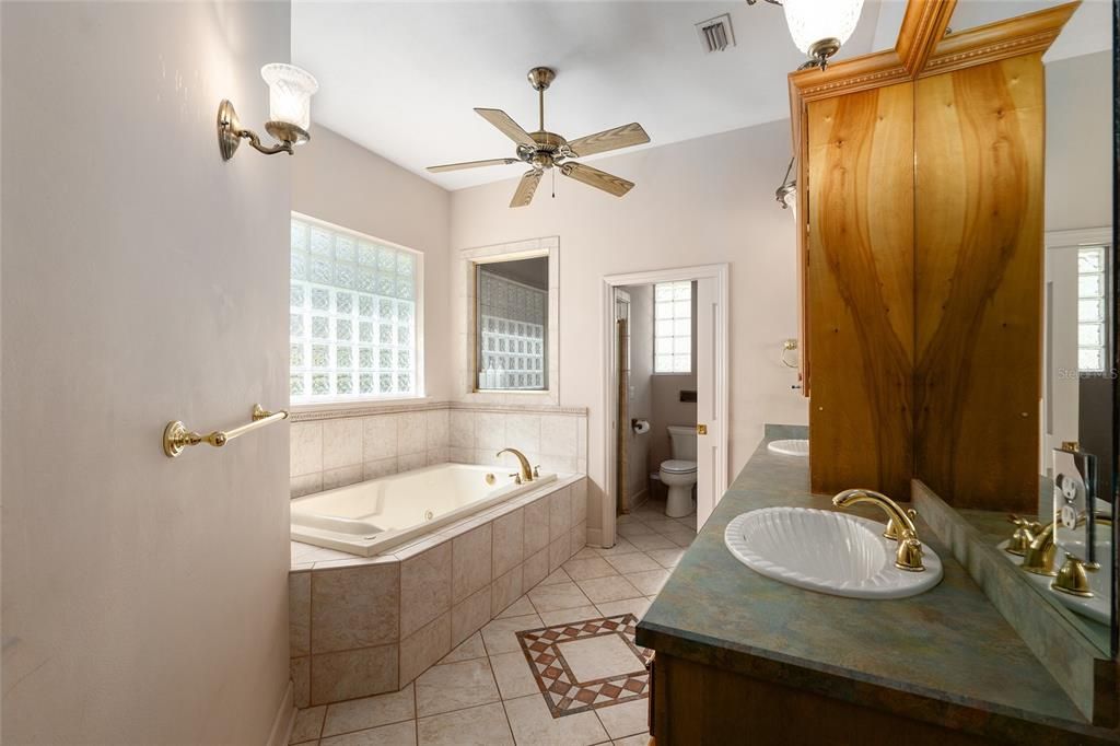 Activo con contrato: $427,000 (3 camas, 2 baños, 2179 Pies cuadrados)