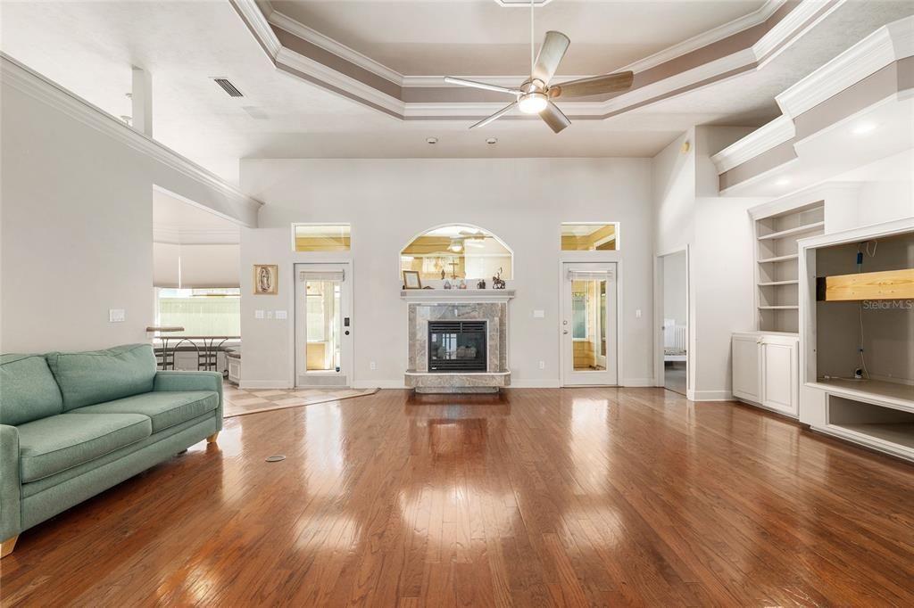 Activo con contrato: $427,000 (3 camas, 2 baños, 2179 Pies cuadrados)