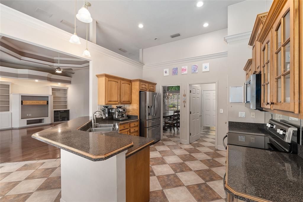 Activo con contrato: $427,000 (3 camas, 2 baños, 2179 Pies cuadrados)