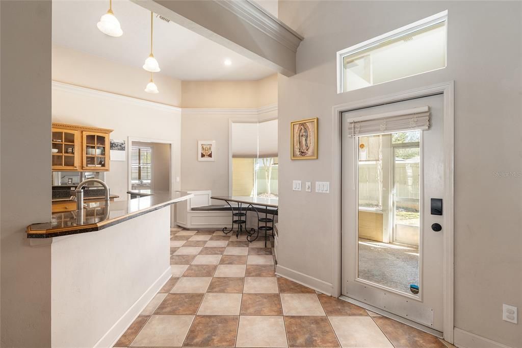 Activo con contrato: $427,000 (3 camas, 2 baños, 2179 Pies cuadrados)