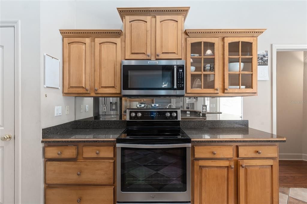 Activo con contrato: $427,000 (3 camas, 2 baños, 2179 Pies cuadrados)