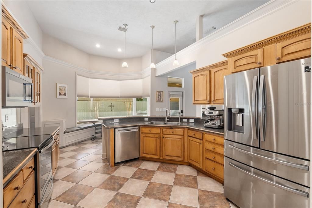 Activo con contrato: $427,000 (3 camas, 2 baños, 2179 Pies cuadrados)