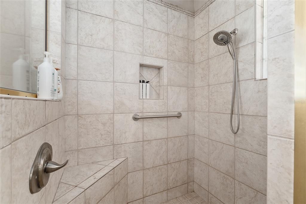 Activo con contrato: $427,000 (3 camas, 2 baños, 2179 Pies cuadrados)