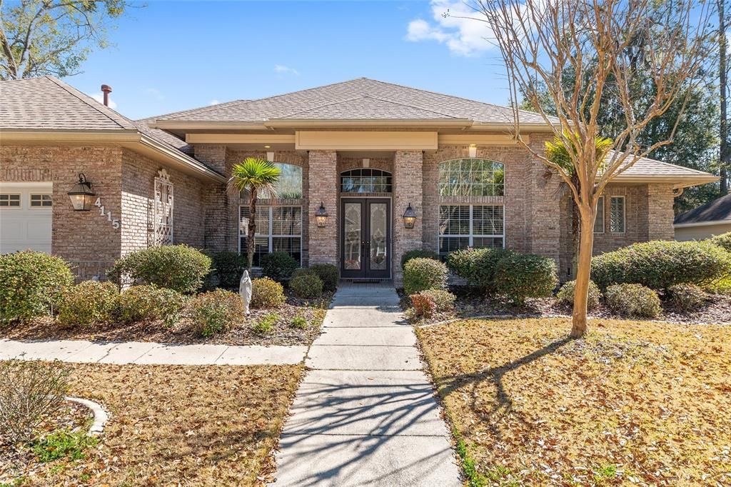 Activo con contrato: $427,000 (3 camas, 2 baños, 2179 Pies cuadrados)