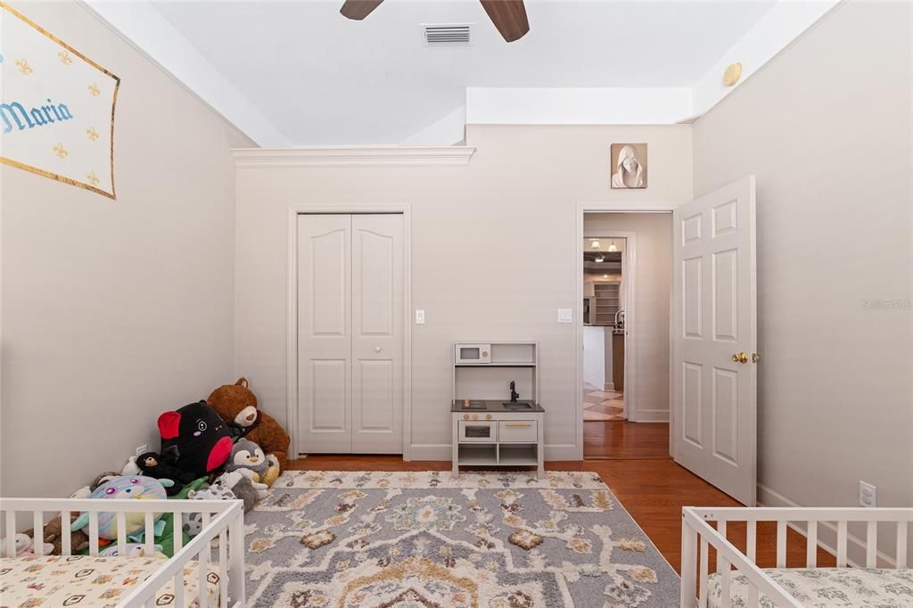 Activo con contrato: $427,000 (3 camas, 2 baños, 2179 Pies cuadrados)