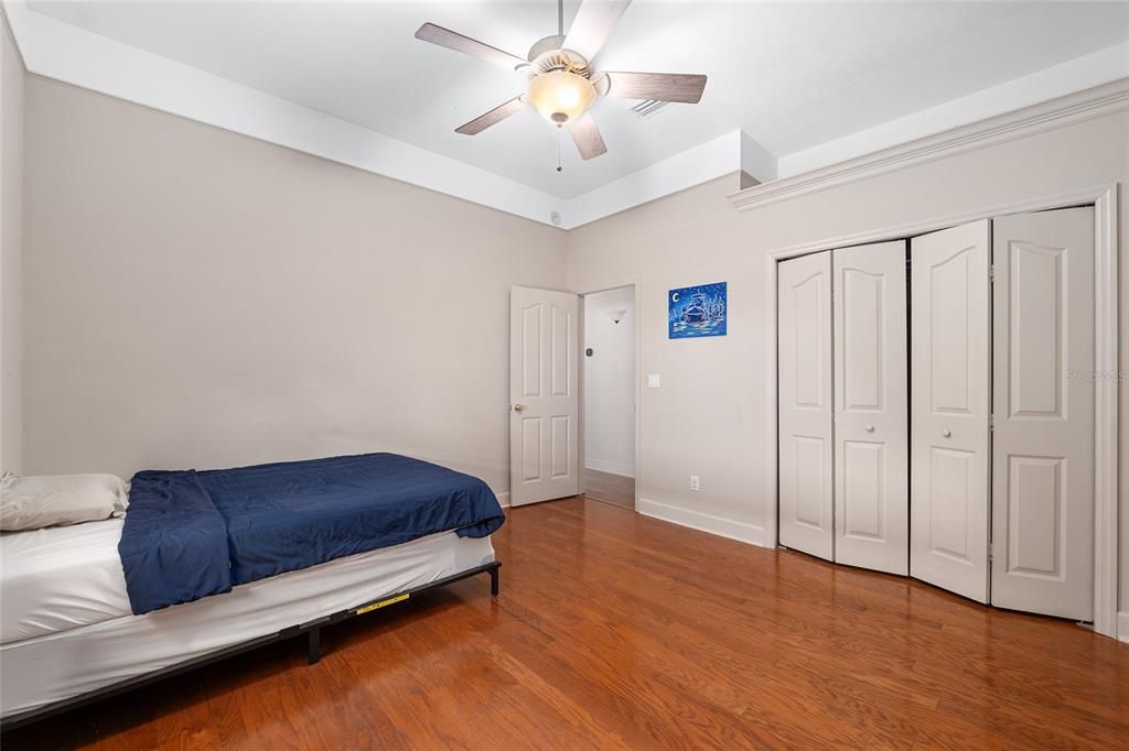 Activo con contrato: $427,000 (3 camas, 2 baños, 2179 Pies cuadrados)