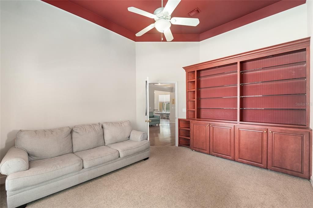 Activo con contrato: $427,000 (3 camas, 2 baños, 2179 Pies cuadrados)