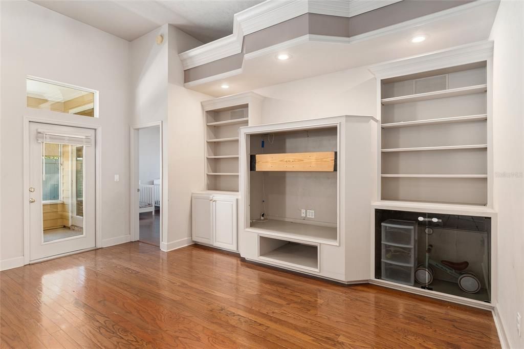 Activo con contrato: $427,000 (3 camas, 2 baños, 2179 Pies cuadrados)